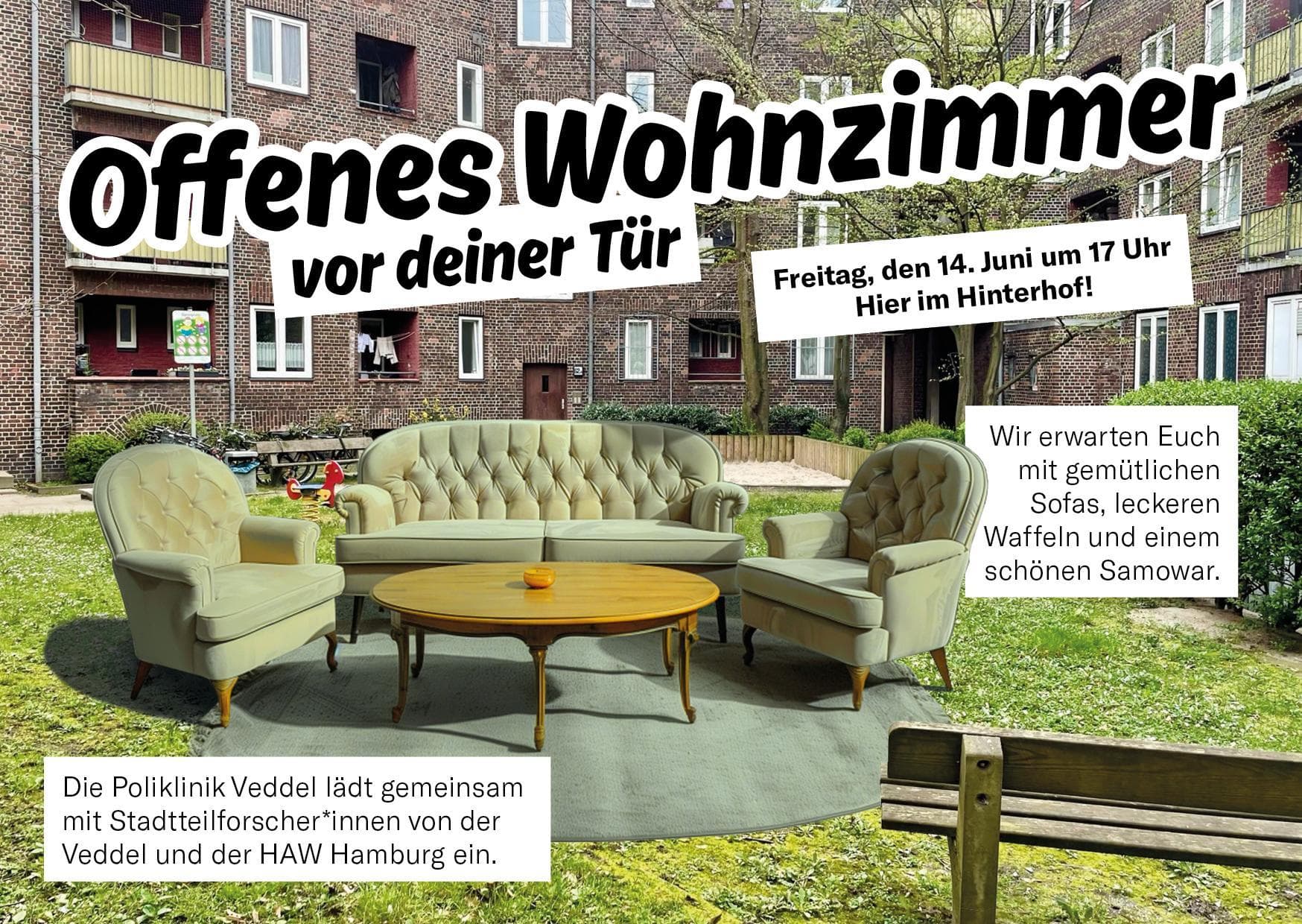 In einem Hinterhof stehen auf dem Rasen Sofas, Sessel und ein Tisch.