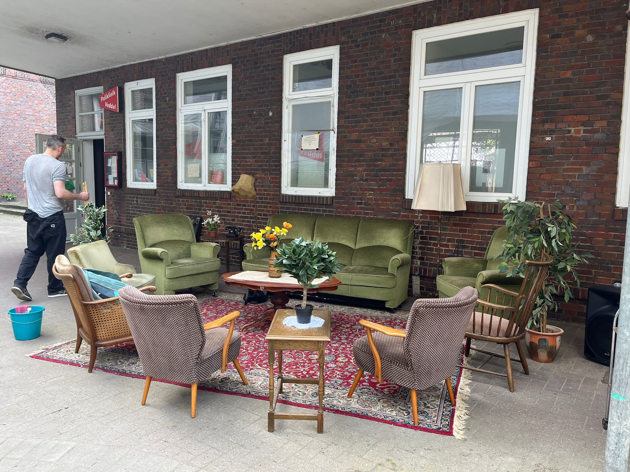 Sofagarnitur und Wohnzimmer vor der Poliklinik Veddel
