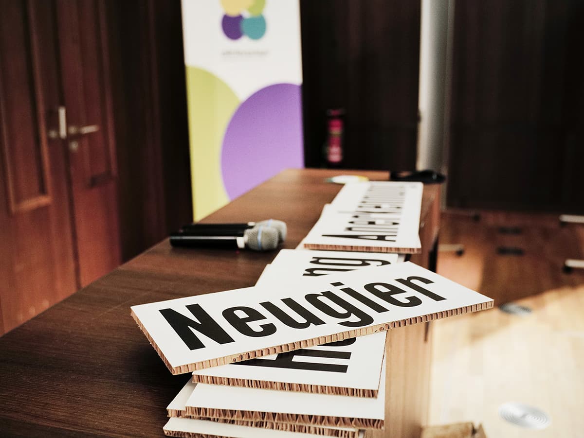 Mikrofon und Schild mit der Aufschrift "Neugier"